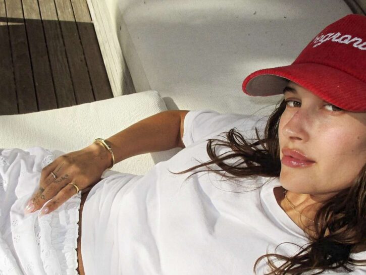 Pink jelly nails: la manicure dell'estate svelata da Hailey Bieber
