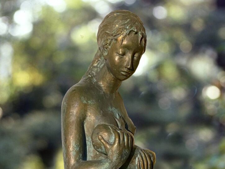 La statua della donna che allatta: perché se ne parla