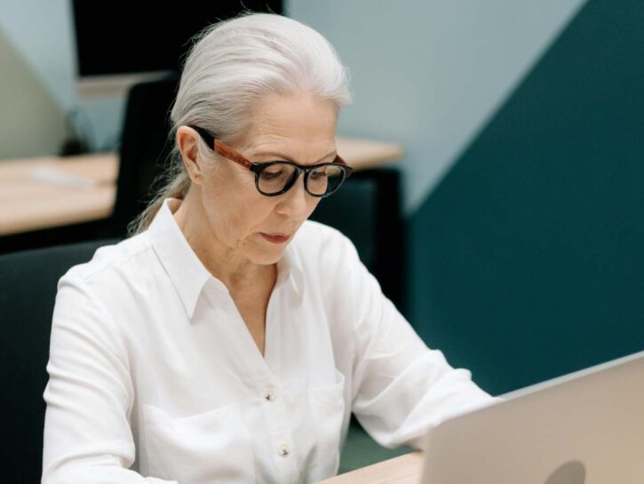 Ageismo al lavoro: la più discriminata è la Generazione X