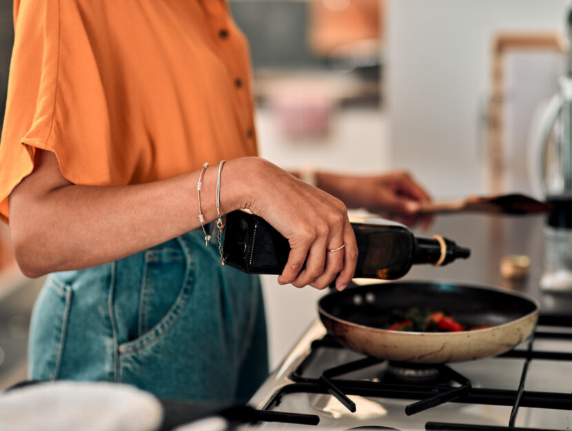 ragazza che sta cucinando in cucina