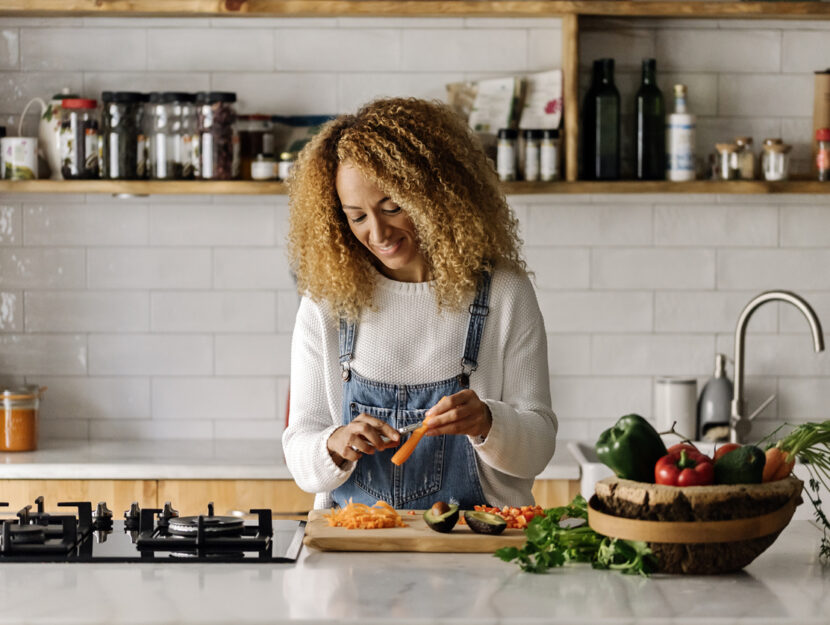 ragazza sta cucinando in cucina