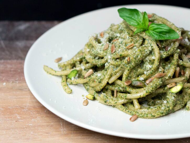 Come cucinare la pasta con pesto di pistacchi, pancetta e stracchino