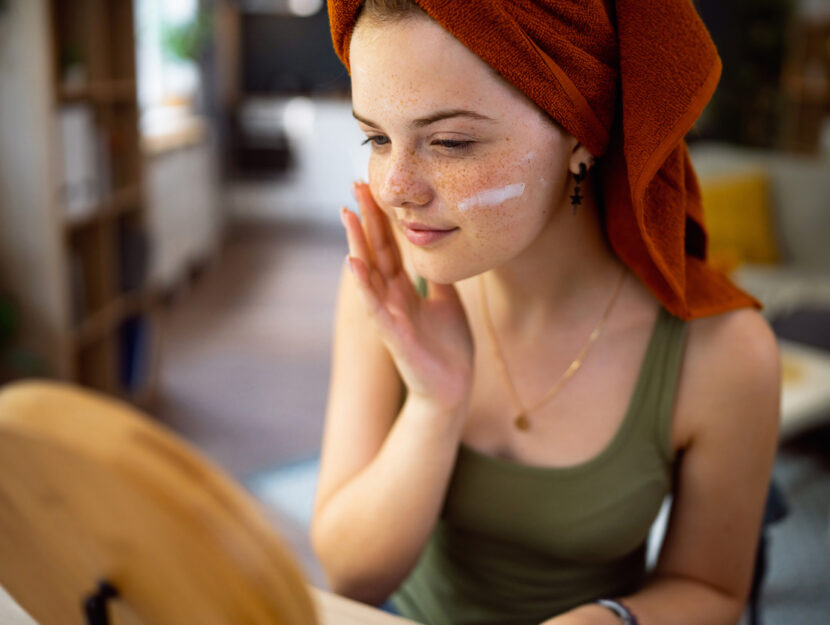 Ragazza davanti allo specchio impegnata nella sua skincare