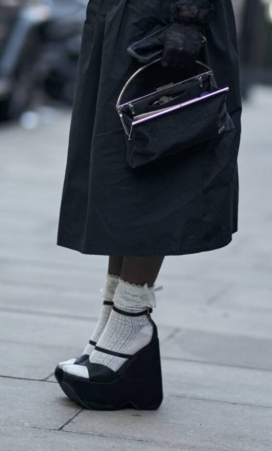 Scarpe con la zeppa: guida shopping alla tendenza della primavera-estate 2024