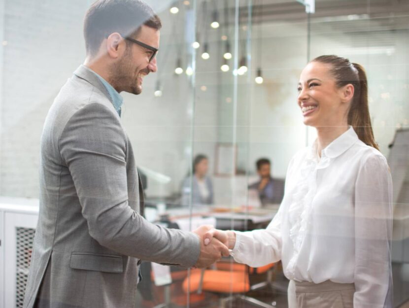 Una donna viene promossa sul lavoro