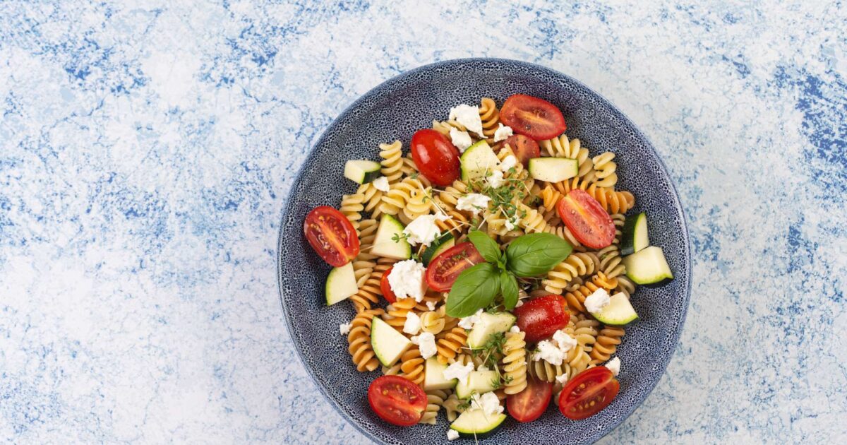 Pasta fredda con zucchine e pomodorini: la ricetta gustosa - Donna Moderna
