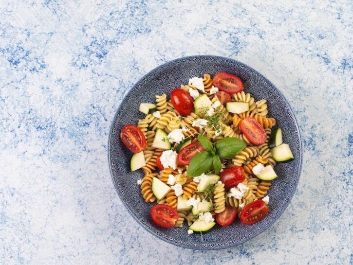 Pasta fredda con zucchine e pomodorini: la ricetta gustosa