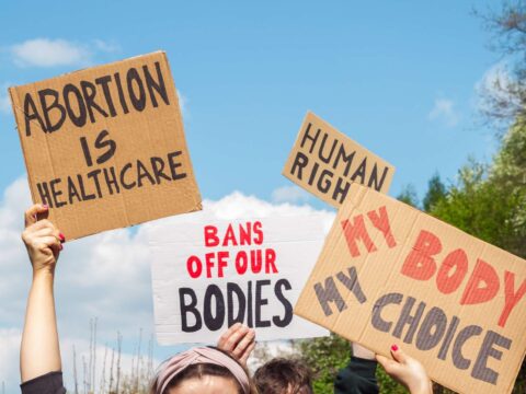 Aborto nella carta dei diritti: sì della Ue. Ma il centrodestra italiano vota contro