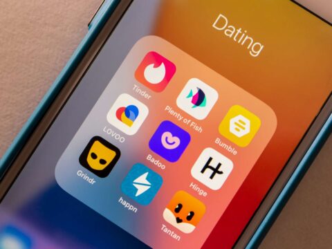 Gen Z, il primo appuntamento è sulle app di dating: 4 su 10 non hanno esperienze precedenti