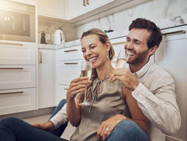 Vita di coppia, bere (con moderazione) allunga la relazione