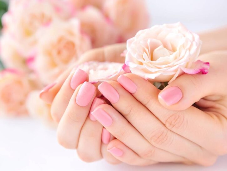 Tornano le unghie Bubblegum: idee per la manicure più primaverile che ci sia
