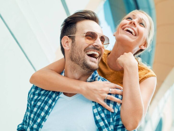 Come usare l'umorismo per rafforzare la tua relazione