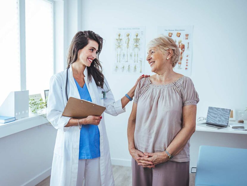 Medico donna con una paziente