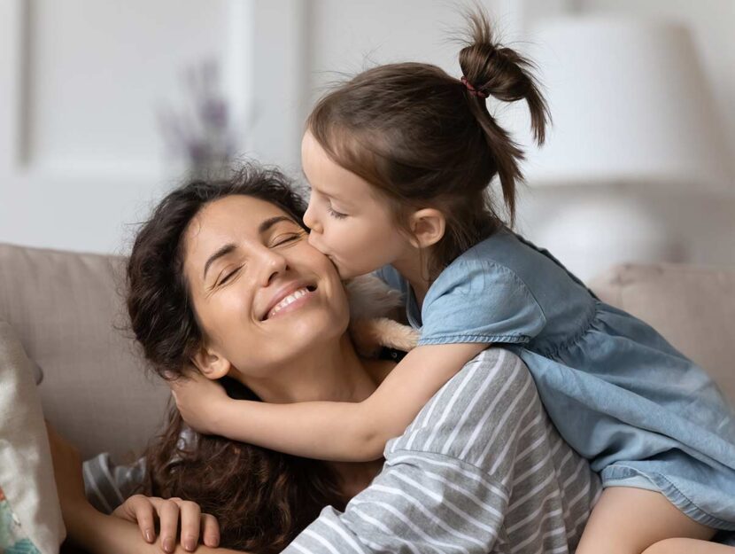 Bambina bacia la mamma