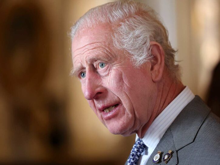 Il biografo del re: «Carlo III non abdicherà». E Kate?