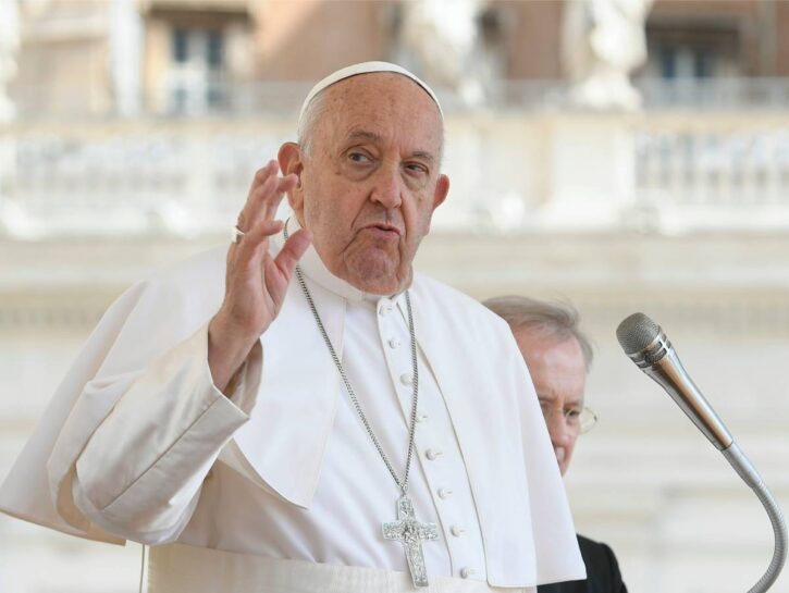 Papa Francesco, nuovo scivolone: 