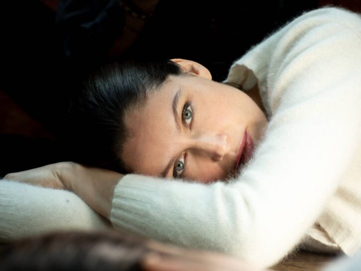 Laetitia Casta: «Aiutiamo le vittime di violenza prima che sia troppo tardi»