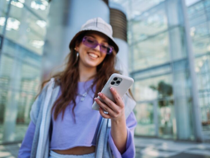 Il mignolo da smartphone: quanto è pericoloso?
