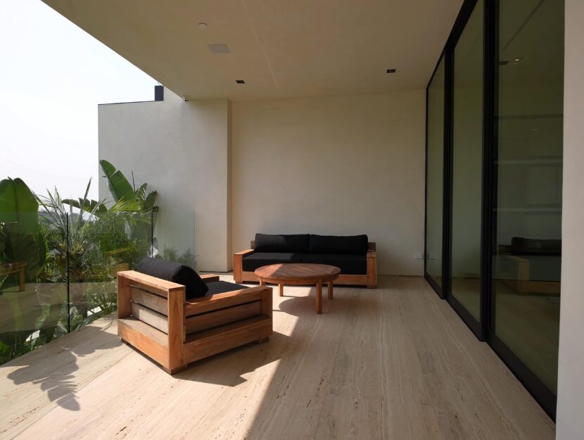 Balcone lussuoso arredato in stile minimal