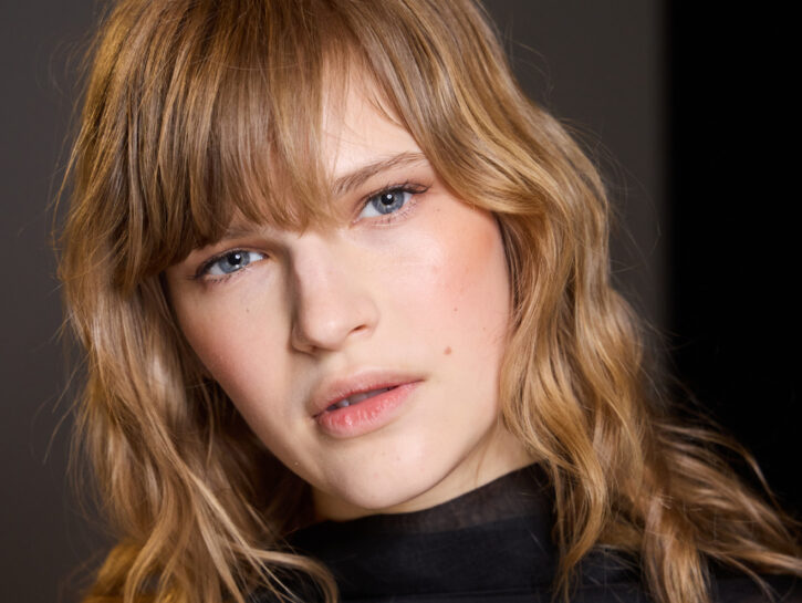 Missione far crescere la frangia? Tante idee per trasformarla in look di tendenza
