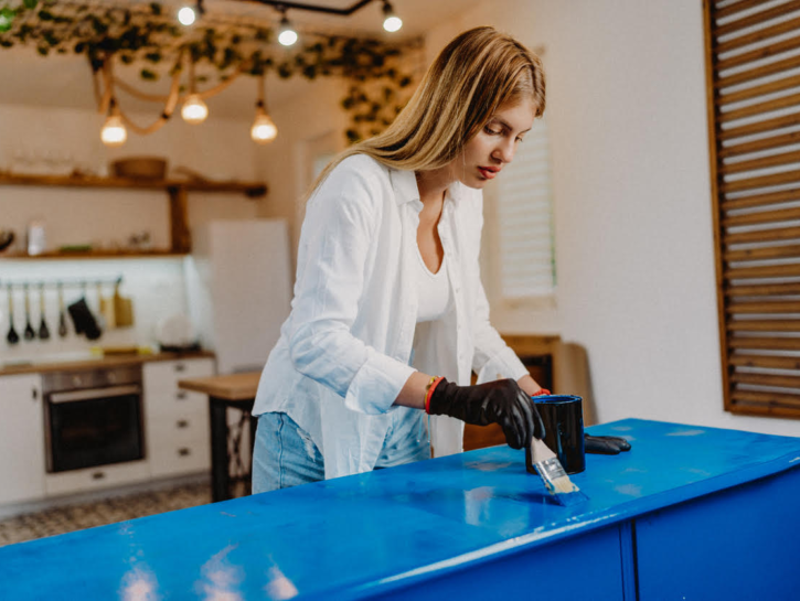 Come dipingere e decorare un vecchio mobile in formica