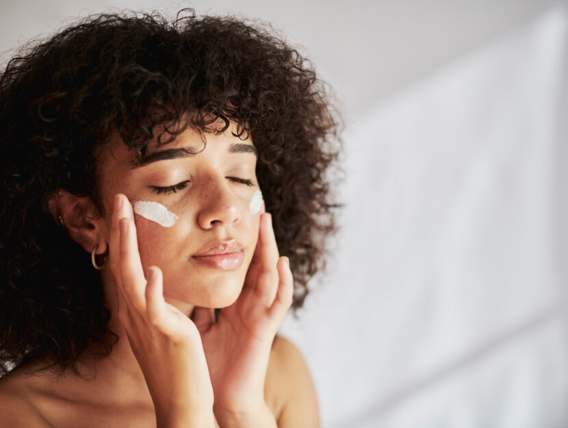 ragazza che si fa una maschera al viso