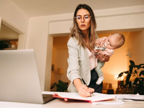Gender pay gap, le mamme lavoratrici guadagnano sempre meno