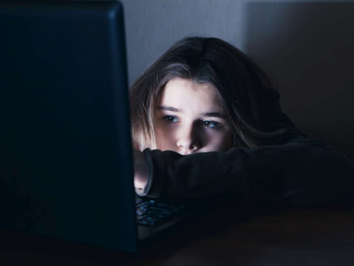 Abusi sessuali online, 300 milioni di bambini vittime ogni anno