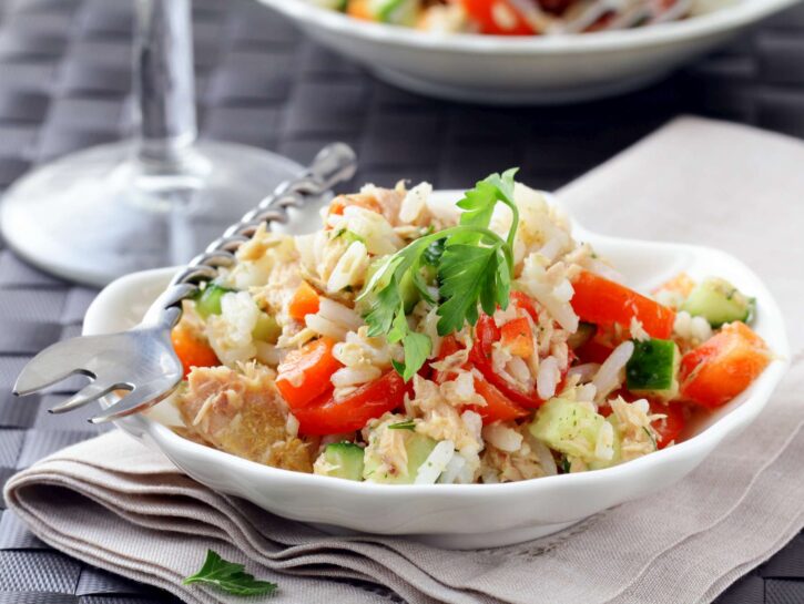 Riso freddo con verdure e tonno
