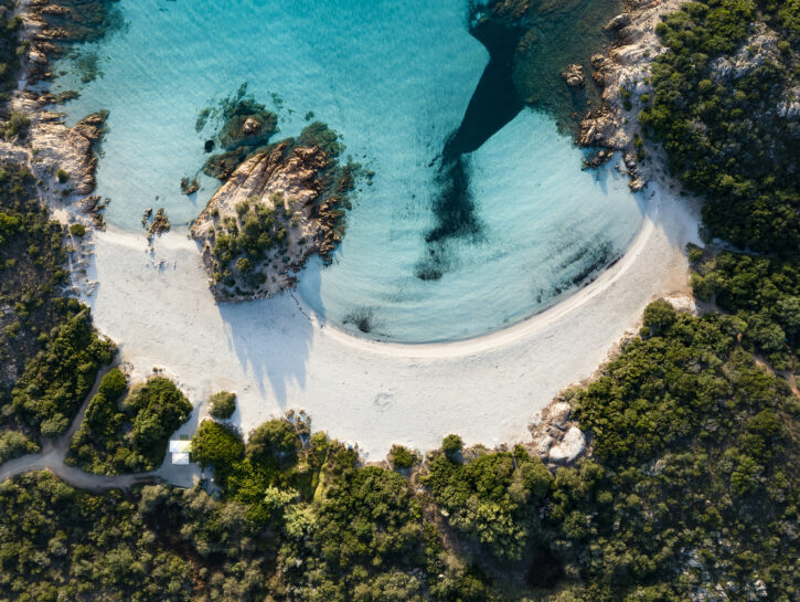 La spiaggia sarda dove ci si potrà sposare completamente nudi