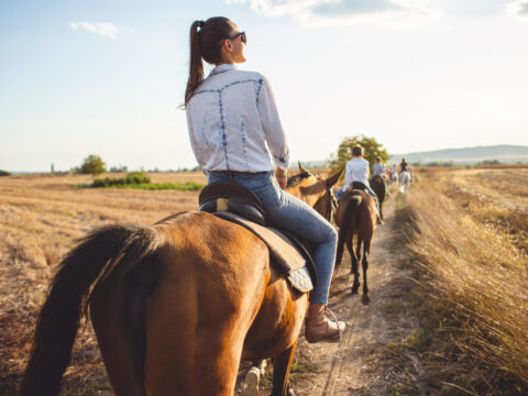 Cowboy core travel: le mete da sogno per una vacanza a cavallo