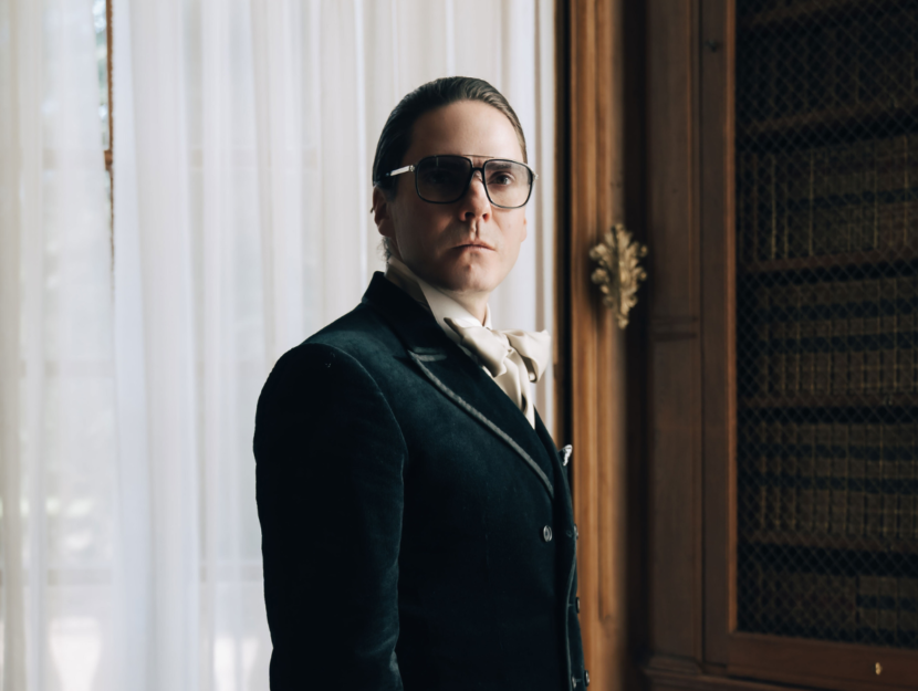 Daniel Bruhl nella serie Becoming Karl Lagerfeld
