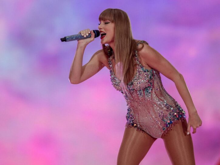Taylor Swift porta Travis Kelce sul palco a Londra