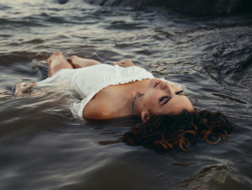 adolescenti panico donna nell'acqua