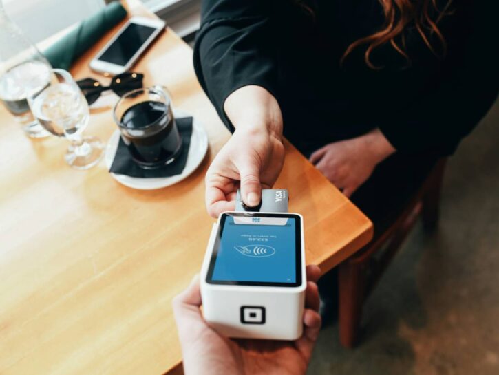 Vacanze all'estero, carte di credito o app? Come è meglio pagare