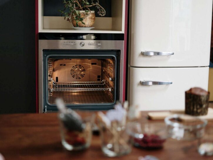 Come sostituire le cerniere del forno