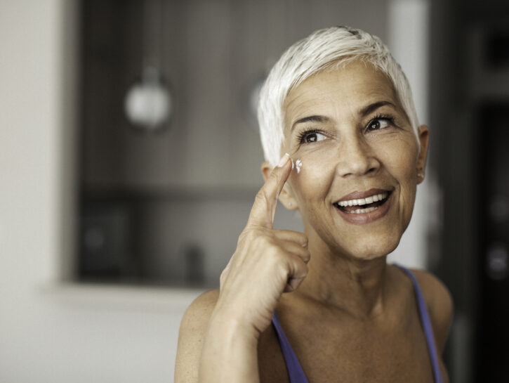 Pelle raggrinzita? I consigli e le soluzioni dei dermatologi