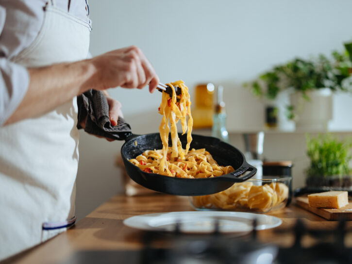 Pasta con crema di datterini, robiola e melanzane