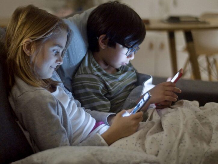 Bimbi al cellulare: misurato il senso di colpa dei genitori