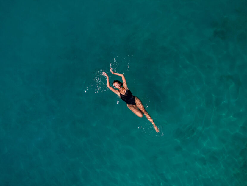 ragazza che nuota in mare