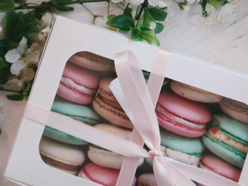 scatola di macarons incartati