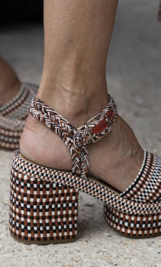 Sandali col tacco a blocco: 5 look per indossarli