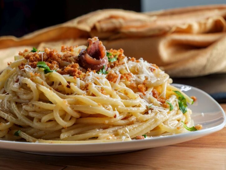 Spaghetti con le alici fresche e pangrattato