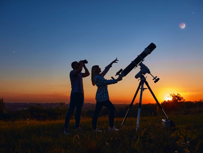donna al telescopio