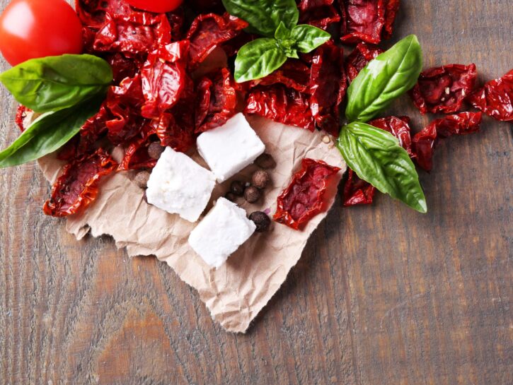 Pasta fredda con feta e pomodori secchi