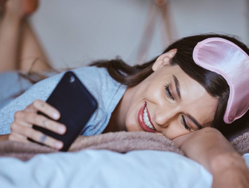 Una ragazza con lo smartphone