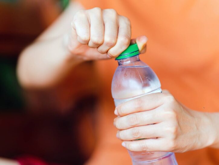 Perché i tappi sono attaccati alle bottiglie di plastica?