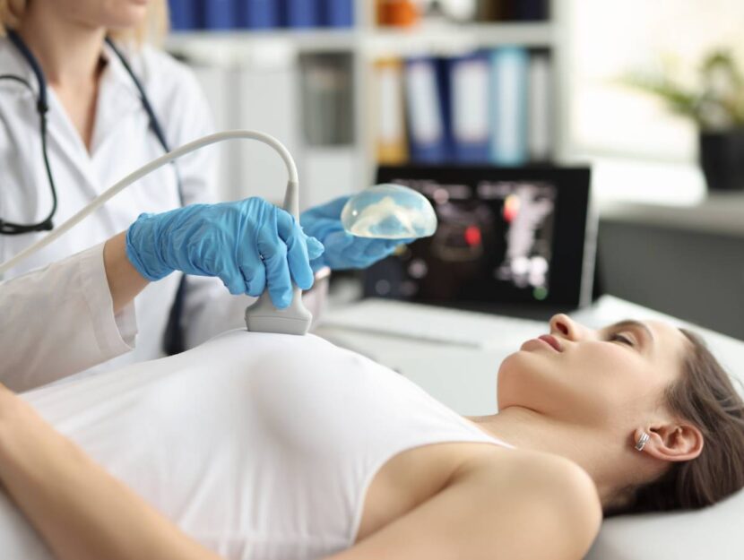 Una donna fa la visita per sottoporsi all'impianto delle protesi al seno