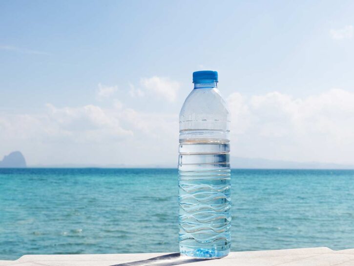 Bottiglie di plastica al sole: i rischi secondo un nuovo studio