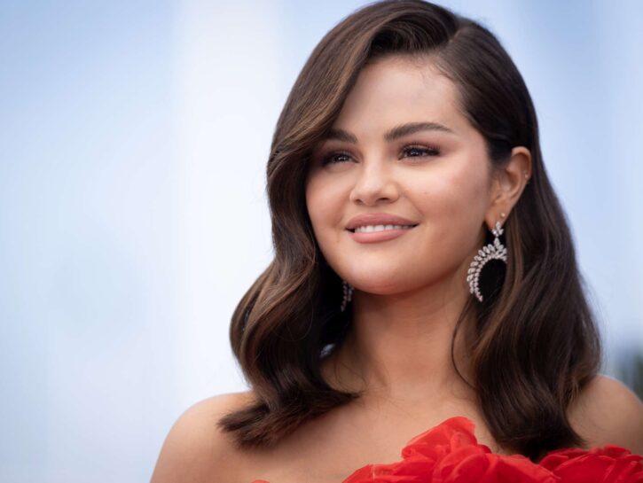 La manicure arancione di Selena Gomez è già un trend